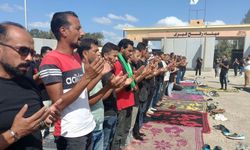 Refah Sınır Kapısı’ndaki Mısırlı gönüllülerden Filistin’le dayanışma gösterisi