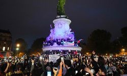 Paris'te Filistin'e destek verenler, polis müdahalesi ve yağmura rağmen meydanı terk etmedi