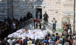 İsrail'in Gazze'deki Rum Ortodoks Kilisesi'ne saldırısında ölenler için cenaze töreni düzenlendi