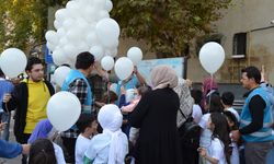 İsrail'in saldırılarında hayatını kaybeden Filistinli çocuklar için gökyüzüne balon bırakıldı