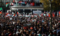 Paris'te toplanan on binlerce kişi İsrail-Filistin çatışmasının sona ermesi çağrısında bulundu