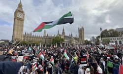 Londra'da on binlerce kişi Filistin'e destek için üçüncü kez sokaklara indi