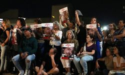 İsrailliler, Hamas'ın elindeki esirlerin geri getirilmesi talebiyle gösteriler düzenledi