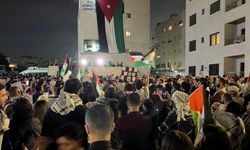 Ürdünlüler, İsrail'in Gazze saldırılarını Amman'daki elçilik binası yakınında protesto etti