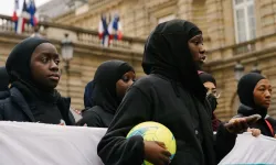 Fransızlar, hükümetin başörtüsü yasağını anlamsız buluyor