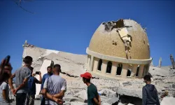 İşgalci İsrail, Gazze Şeridi'nde bir camiyi daha bombaladı