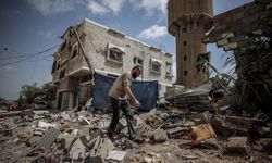 Gazzeliler, işgalcilerin yıktığı evlerinin enkazında yaşam mücadelesi veriyor