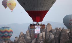 Kapadokya'da sıcak hava balonu İsrail'e tepki pankartıyla uçtu