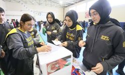 Kars'ta öğrenci ve velileri Filistin'e destek amacıyla kermes düzenledi