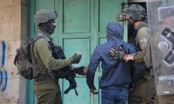 Silahlı ve maskeli Yahudi yerleşimciler, Filistinlilerin okulunu bastı