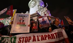 Paris'te Filistin'e destek için toplanan göstericiler ateşkes çağrısı yaptı