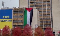 Kosova-İsrail maçı öncesi Priştine'de "Özgür Filistin" yazılı Filistin bayrağı açıldı