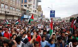 Binlerce Yemenli, İsrail'in Gazze Şeridi'nde işlemeyi sürdürdüğü "suçlarını" protesto etti