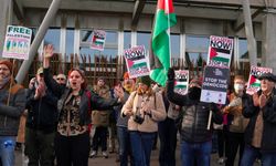 İngiltere Parlamentosu'nda Gazze'de ateşkes çağrısıyla oturma eylemi düzenlendi