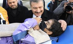Sağlık Bakanı Koca, ambulans uçakla Türkiye'ye getirilen yaralı Gazzeli çocukları karşıladı