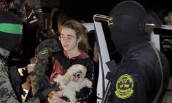 Hamas, İsrailli esir kızı, kucağında köpeğiyle serbest bıraktı