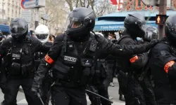 Fransa'da hükümetten "Müslüman karşıtı" gazeteciye polis koruması!