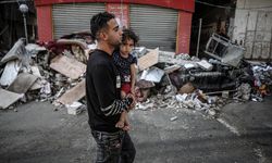 Gazze'de babalar, evlatları için binaların enkazında yiyecek arıyor