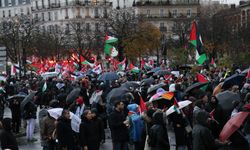 Parisliler şiddetli yağışa rağmen Gazze için yürüdü
