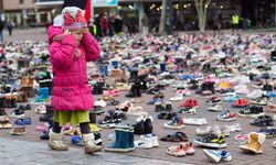 Hollanda'da, İsrail'in katlettiği Filistinli çocuklar için yaklaşık 8 bin çift ayakkabı bırakıldı