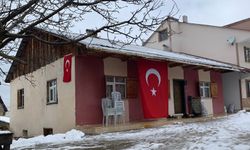 Şehit Piyade Uzman Onbaşı Yazıcı'nın köyüne Türk bayrakları asıldı