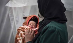 Gazzeli anne, sığındığı çadırda doğan bebeğiyle yaşam mücadelesi veriyor
