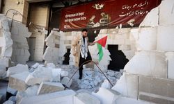 Gazze'yle dayanışma için Noel ağacı yerine yıkılmış enkaz maketi yerleştirildi