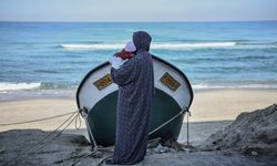İsrail'in saldırılarından kaçan Filistinliler deniz kenarına sığındı