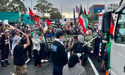Avustralya'da yüzlerce kişi İsrail menşeli gemicilik firmasını protesto etti