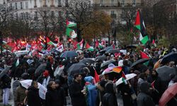 Parisliler şiddetli yağışa rağmen "Gazze'de ateşkes" için yürüdü