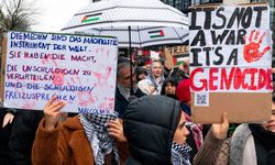 Almanya'da sağanağa rağmen binlerce kişi Filistin’e destek yürüyüşüne katıldı