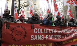 Fransa’da göç yasa tasarısı Ulusal Meclisin önünde protesto edildi