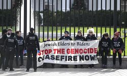 Gazze'de ateşkes isteyen Yahudi protestocular kendilerini Beyaz Saray'ın çitlerine zincirledi
