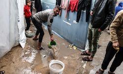İsrail saldırıları nedeniyle göç eden Gazzeliler, yağmur ve soğuk havayla mücadele ediyor