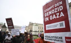 Berlin’de öğrenciler, Gazze soykırımın durdurulmasını talebiyle gösteri düzenledi