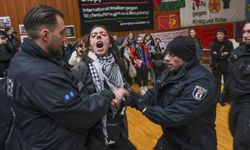 Berlin'de Gazze'deki soykırımı protesto eden öğrencilere polis müdahalesi
