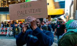New York Borsası önünde Filistin'le dayanışma için oturma eylemi düzenlendi