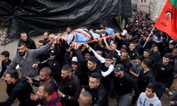 İsrail güçlerinin Nur Şems kampı baskınında öldürülen Filistinlilerin cenaze töreni