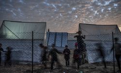 İsrail saldırılarından kaçarak çadırlarda kalan Filistinliler