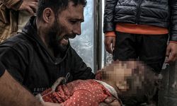 Filistinli baba İsrail'in katlettiği kızına son kez sarıldı