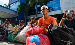 Endonezya'da bir grup gösterici, Arakanlı mültecilerin kaldığı sığınma evini bastı