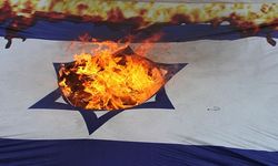 Polonya'da kimliği belirsiz kişiler İsrail bayrağını yaktı