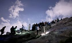 İlk vahyin geldiği Nur Dağı umrecilerin akınına uğruyor