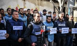 Gazze'deki gazetecilerden, meslektaşlarının İsrail tarafından hedef alınmasına tepki