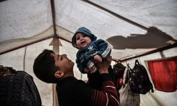Filistinli çocuk, kardeşine hem annelik hem de babalık yapıyor