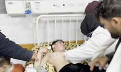 Gazze'de yarasına dikiş atılan çocuk: "Benim suçum ne, İsraillilere ben ne yaptım!"