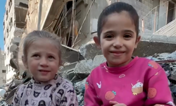 Gazzeli çocuklar, oyuncaklarının bulunduğu enkaza gitti: "Savaş da olsa oyuncaklarımızı istiyoruz"