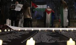 Gazze'den gelen İngiliz doktorlar, hayatını kaybedenler için düzenlenen anma törenine katıldı