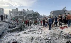 Filistinliler İsrail'in bombaladığı binlerce binanın enkazını kısıtlı imkanlarla kaldırmaya çalışıyor