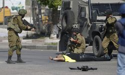 İsrail askerleri Filistinli genci tekmeleyerek darbetti!